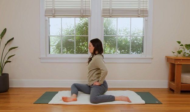 15-minute morning yoga hip release video
