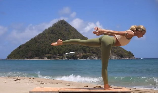 20-minute stretch & tone yoga class video