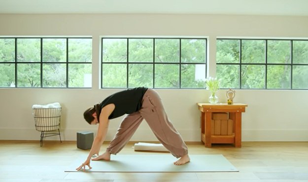 20-Min-Unwind-Anytime-Yoga-Flow-Video-AD - My Yoga Zone 20-minute relaxing yoga flow class video
