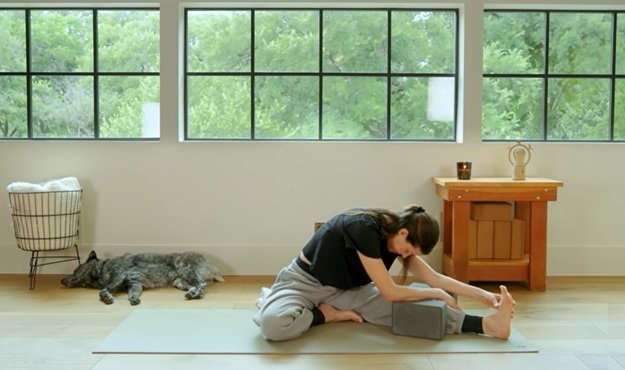 25-minute relaxing yoga class video