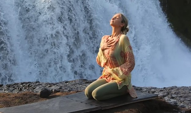 20-Minute-Heart-Chakra-Yoga-Flow-Video-BOHO - My Yoga Zone 20-minute heart chakra yoga flow class video
